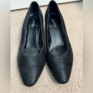 Van Eli Size 9 1/2 textured black short heel/pump great condition worn once